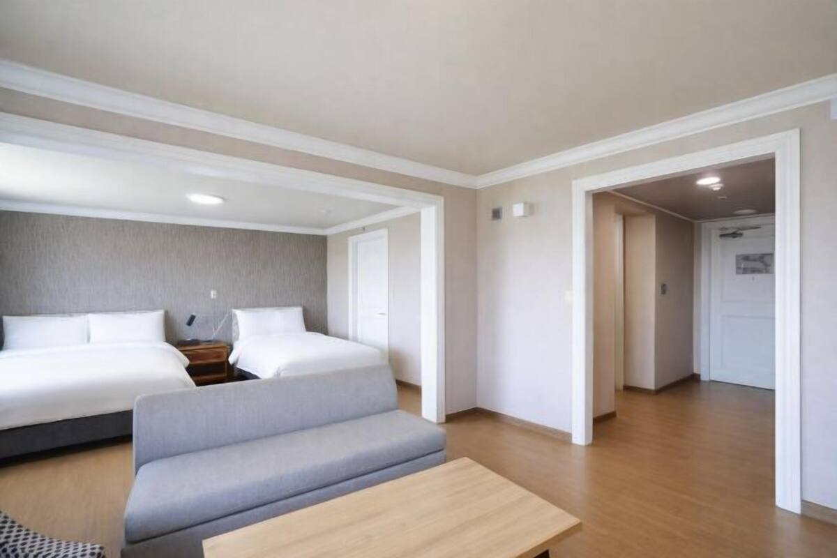 Roupas de cama premium, cofres nos quartos, quartos à prova de som