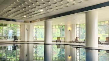 من حمّامات السباحة المغطاة