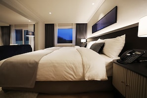 Executive Suite, 2 Double Beds, Non Smoking | 1 bedroom, in-room safe, soundproofing, iron/ironing board