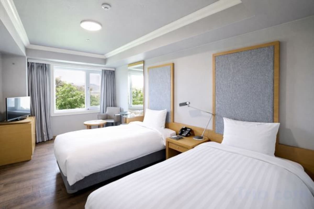 Premium bedding, in-room safe, soundproofing