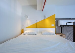 Gallery Room | Desk, free WiFi, bed sheets