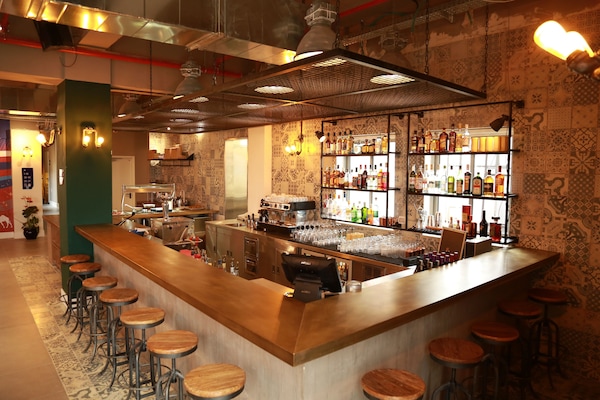 Serves lunch and happy hour