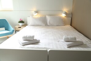 Een bureau, gratis wifi, beddengoed
