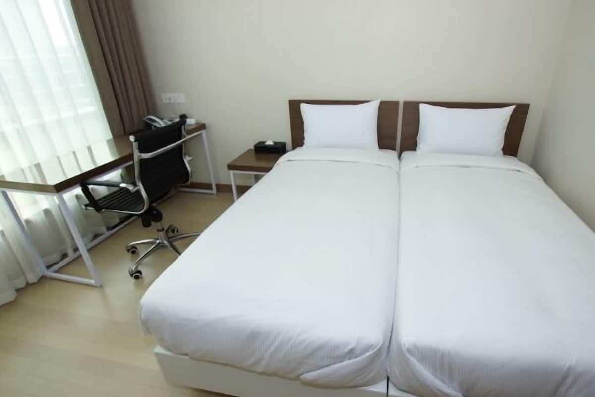 Twin Room | Down duvets, desk, free WiFi
