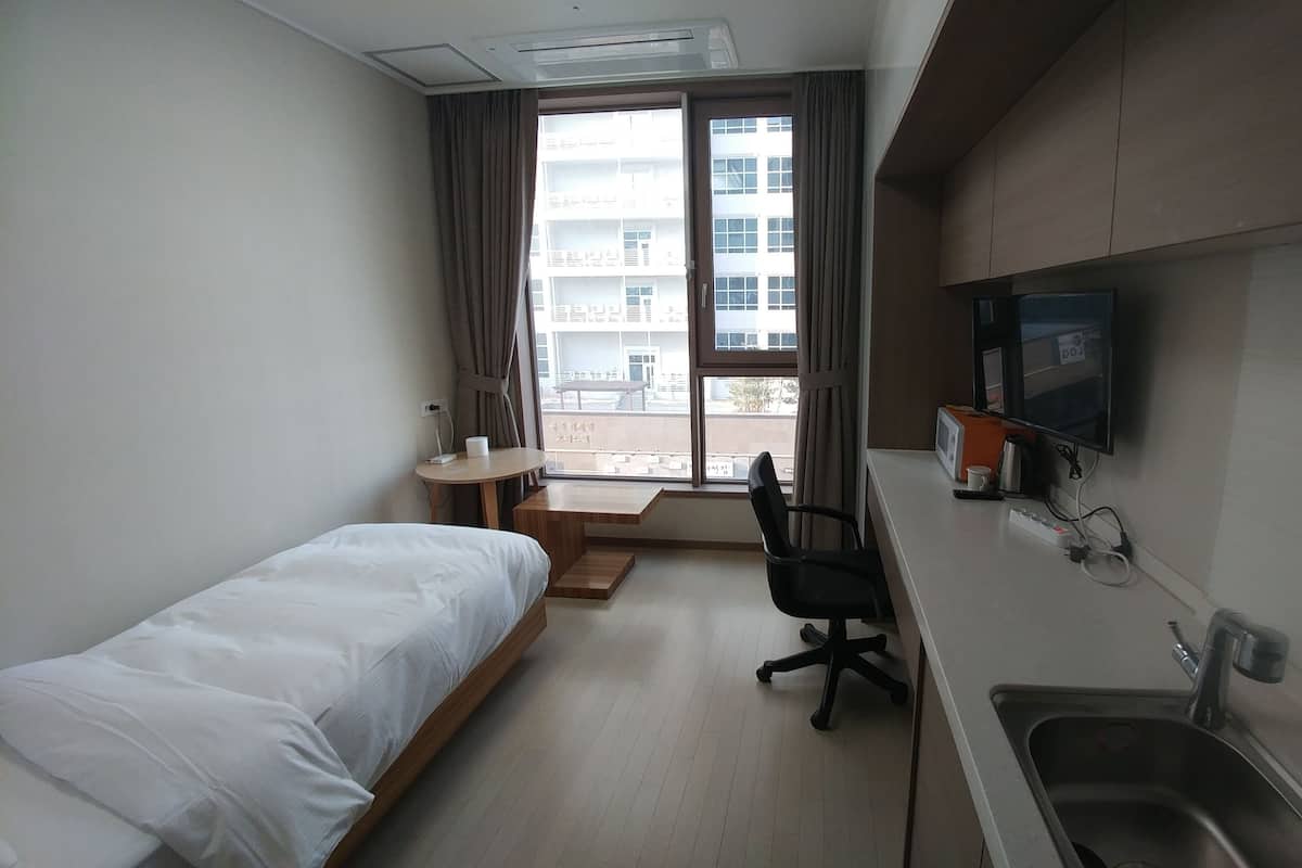 Business Single Room, 1 Bedroom | Private kitchenette | Full-sized fridge, microwave, stovetop, coffee/tea maker