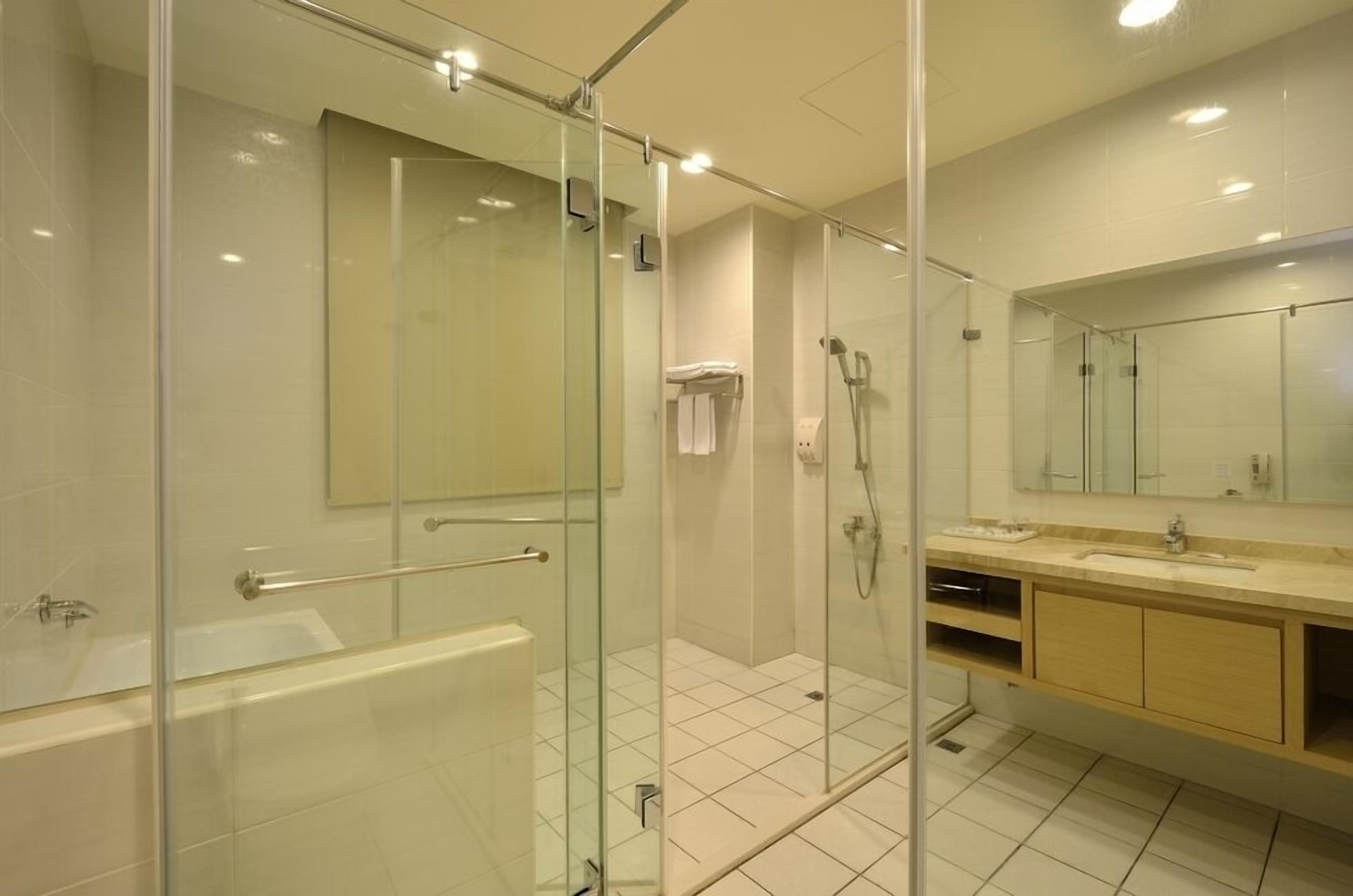 Premier Suite | Bathroom | Shower, hair dryer, slippers, towels