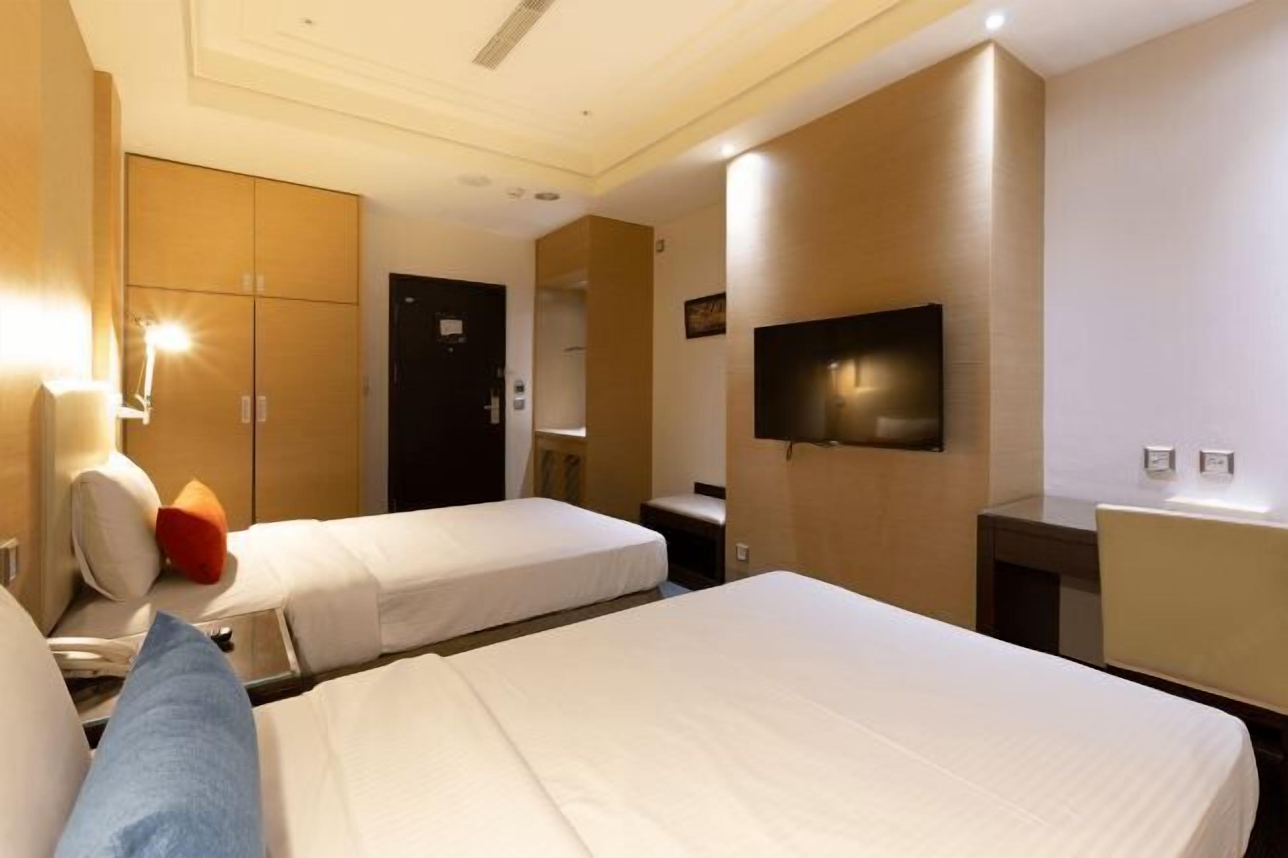 1 habitación, caja de seguridad en la habitación y escritorio 