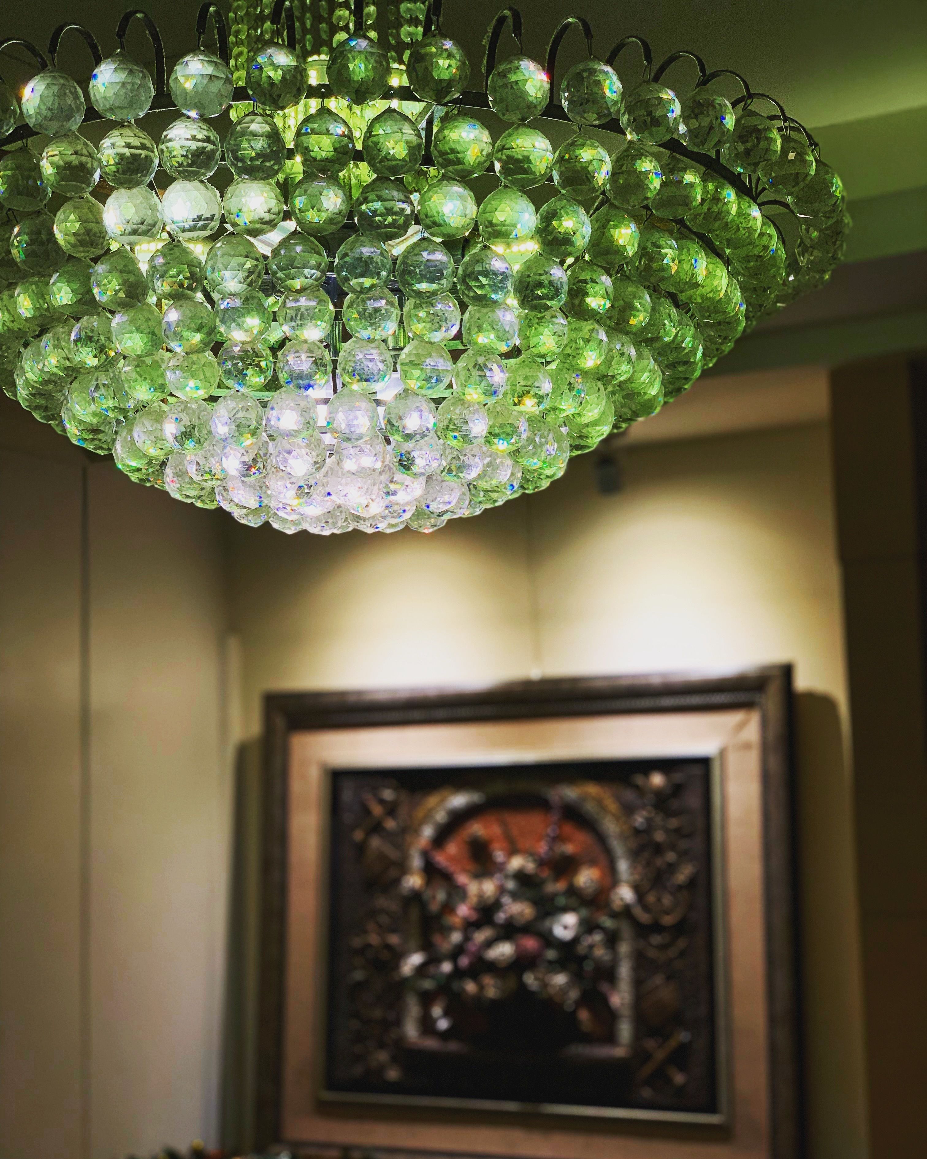 Un candelabro con múltiples elementos de apariencia cristalina en color verde.