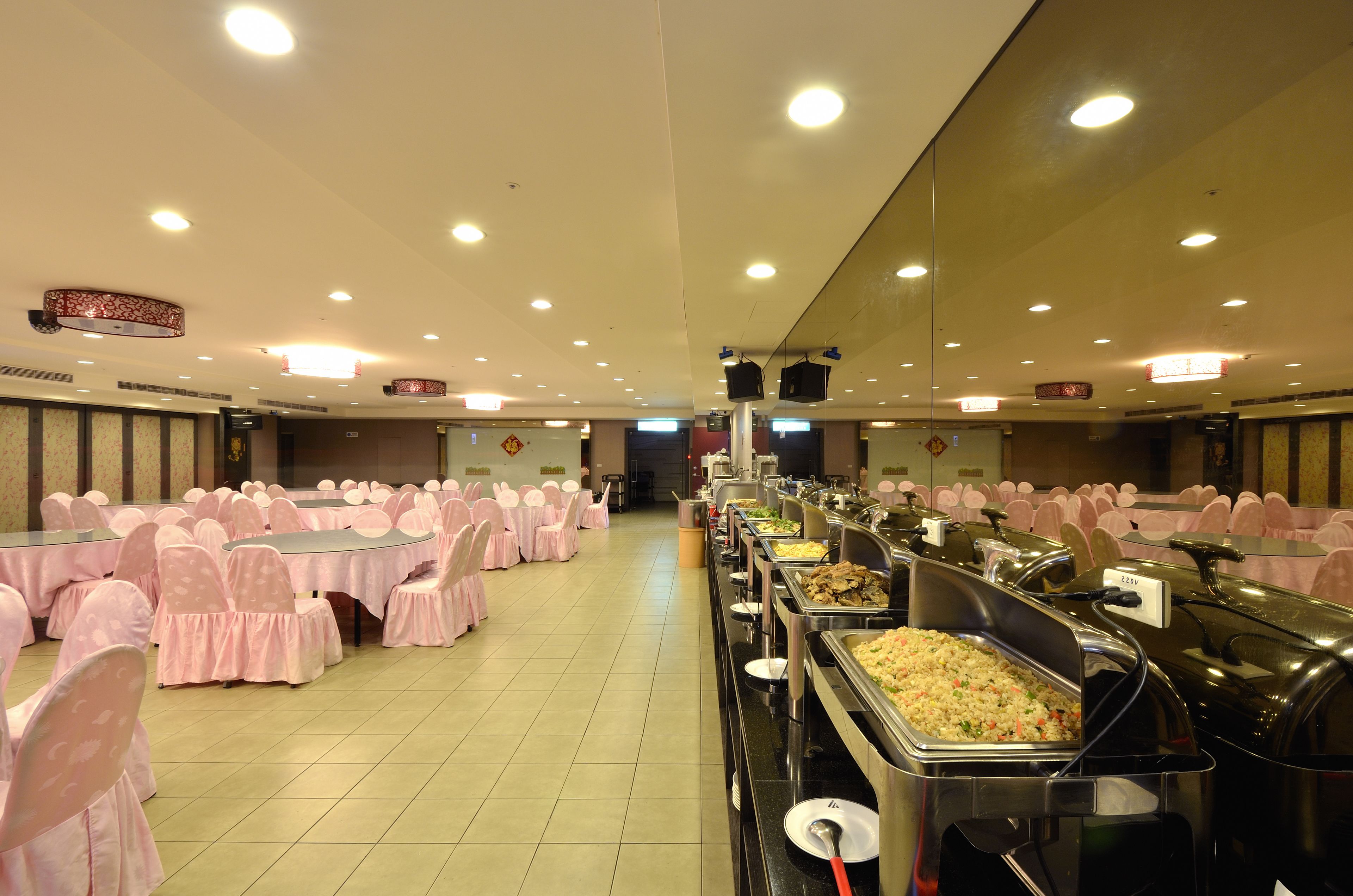 Daily buffet breakfast (TWD 200 per person)