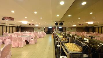 Daily buffet breakfast (TWD 200 per person)