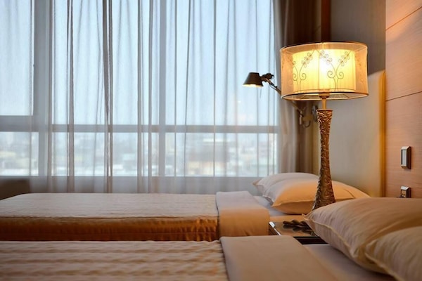 Deluxe Quadruple Room, 2 Double Beds | 1 bedroom, in-room safe, desk, soundproofing