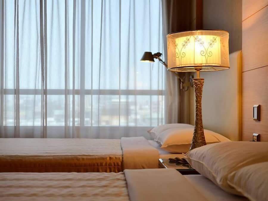 Deluxe Quadruple Room, 2 Double Beds | 1 bedroom, in-room safe, desk, soundproofing