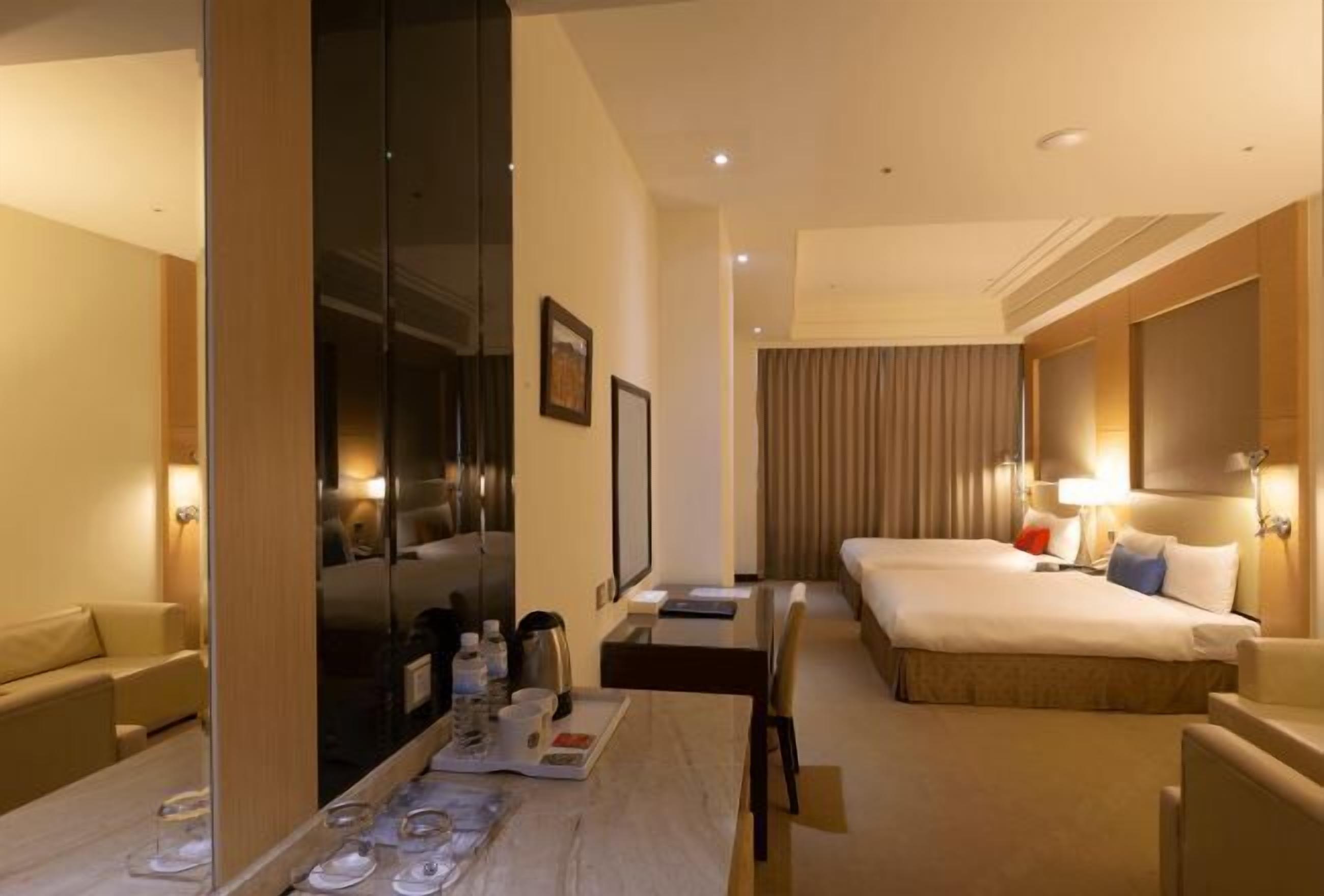 1 habitación, caja de seguridad en la habitación y escritorio 