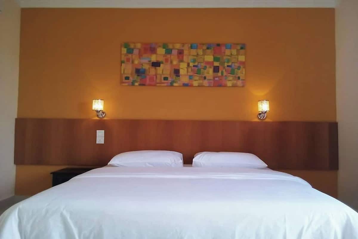 Deluxe Room | In-room safe, desk, iron/ironing board, rollaway beds