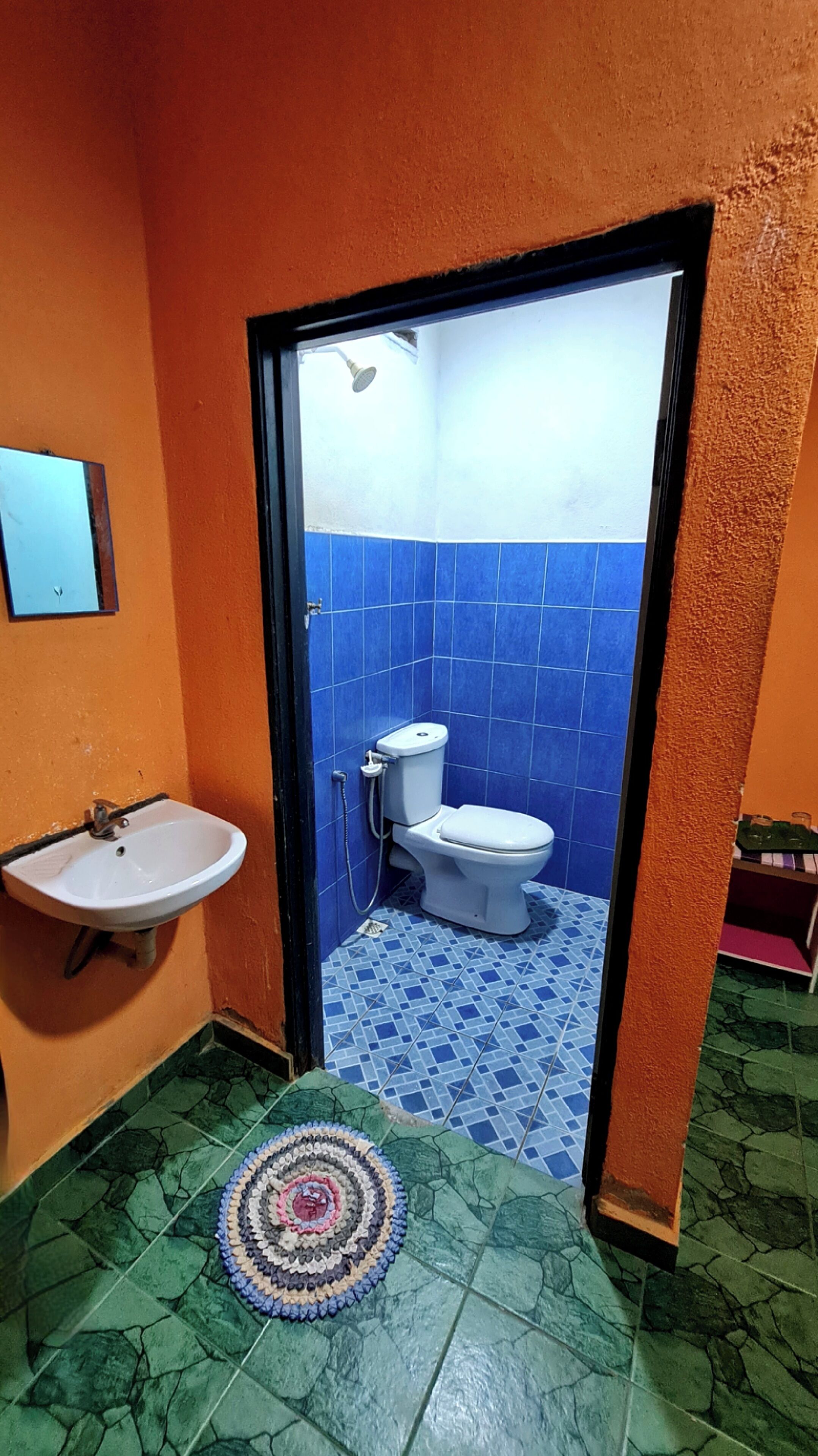 Ein Badezimmer mit Waschbecken, Toilette und Dusche.