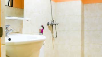 Douche, articles de toilette gratuits, bidet, serviettes fournies