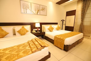 Family Suite Room | In-room safe, desk, laptop workspace, blackout curtains - Hotel Amrapali Grand (New Delhi)