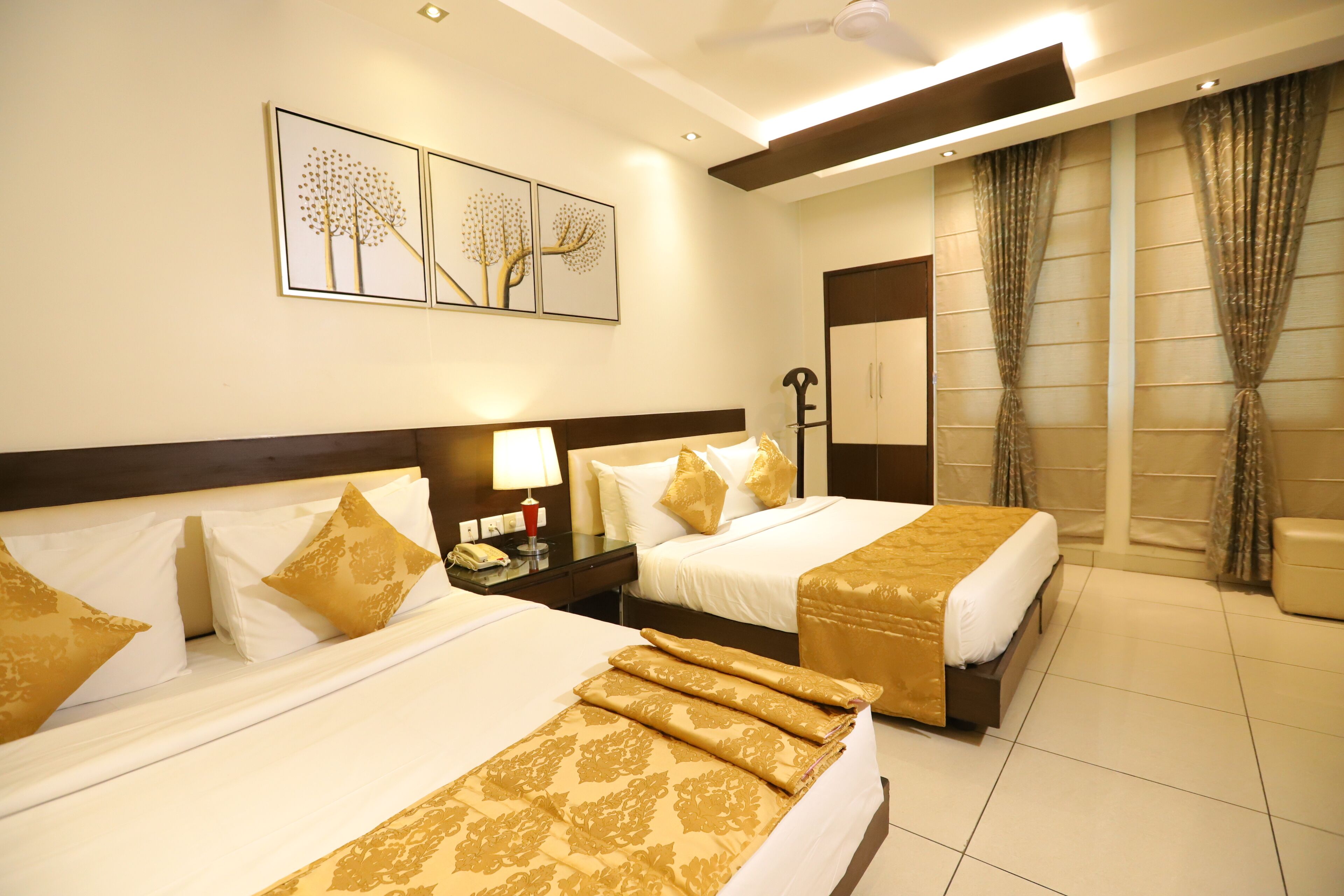 Family Suite Room | In-room safe, desk, laptop workspace, blackout drapes