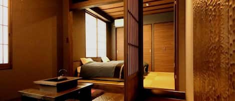 (306) Superior Twin Room with Shared Bath | In-room safe