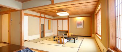 Deluxe kamer, niet-roken, koelkast | Een minibar, een kluis op de kamer, verduisterende gordijnen