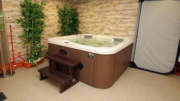 Indoor spa tub