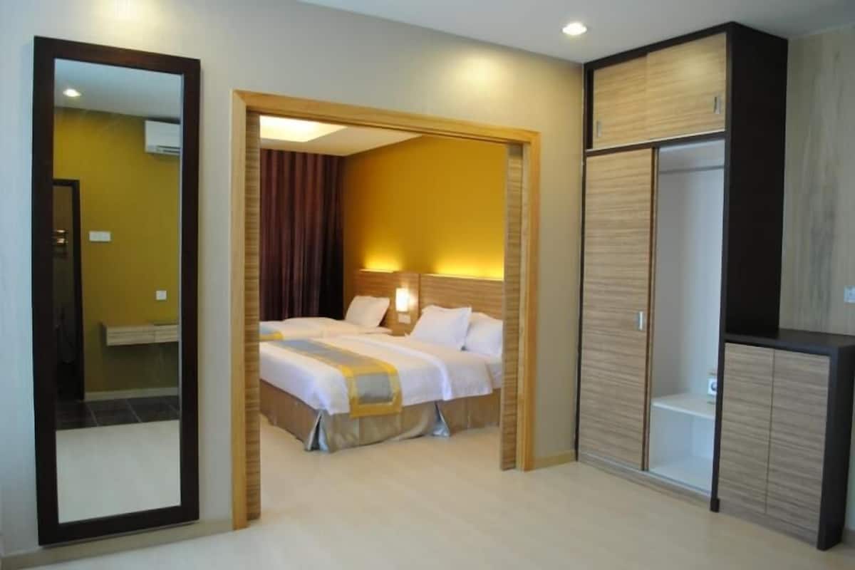 Suite familiale, 2 grands lits | Coffre-fort, bureau, lit d’appoint (supplément), accès au Wi-Fi (inclus)