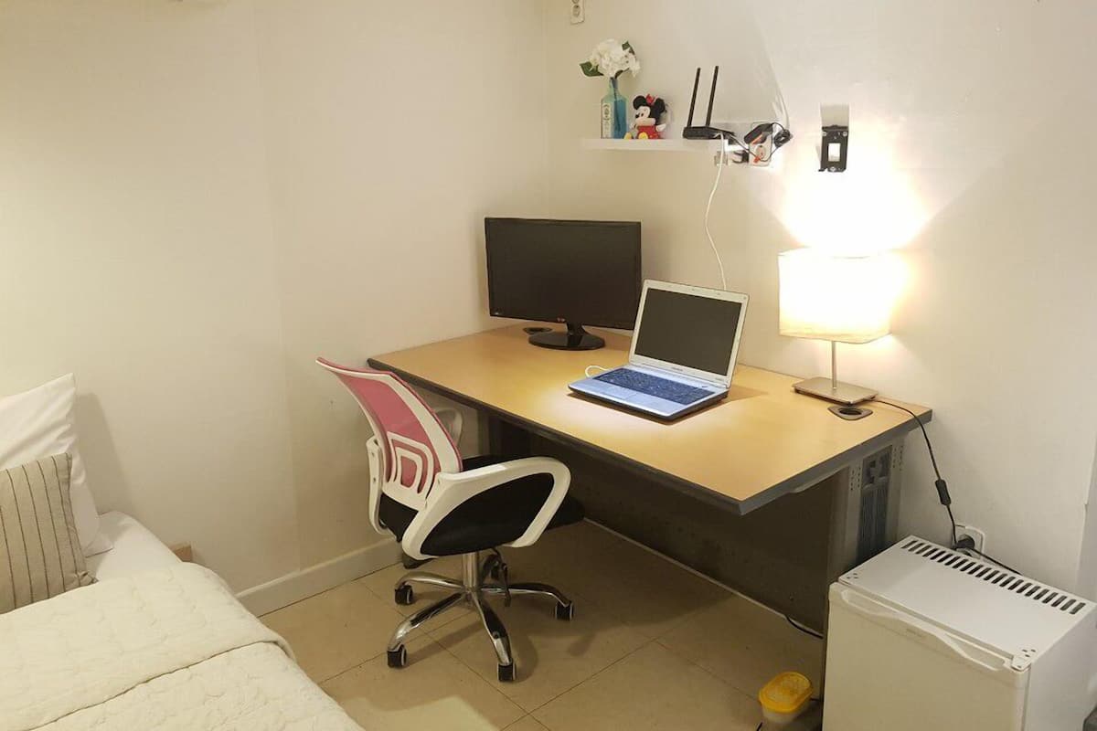 Quarto solteiro luxo | Roupas de cama premium, Wi-Fi de cortesia, roupa de cama