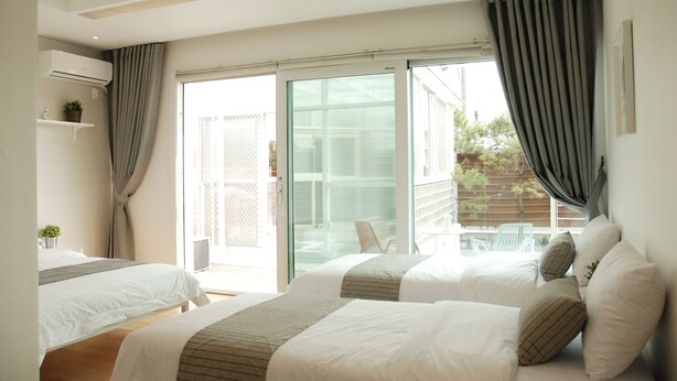 [Ma] Premium Quadruple Balcony Room | Premium bedding, free WiFi, bed sheets - The Mei Haus Hongdae (Seoul)