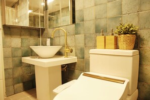 Habitación Deluxe con 2 camas individuales (Na) | Baño | Secadora de cabello, pantuflas, toallas 