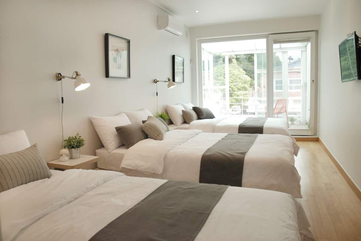 Quarto família, terraço (Premium, Ah) | Roupas de cama premium, Wi-Fi de cortesia, roupa de cama