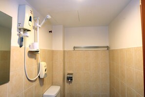 Familie driepersoonskamer | Badkamer | Een douche, pantoffels, een bidet, handdoeken