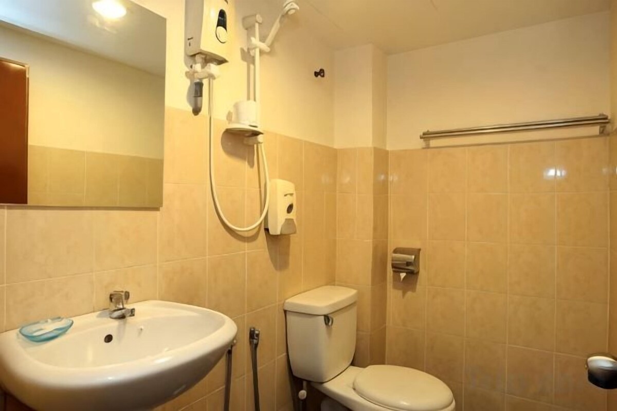 Dusche, Hausschuhe, Bidet, Handtücher
