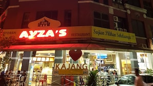 L'hôtel Uptown, reconnaissable à son enseigne bien visible, est situé à côté du restaurant Ayza et de Kajang.