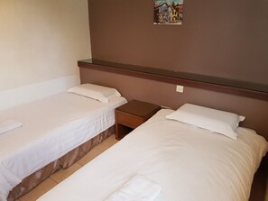 Habitación superior con 2 camas individuales | Escritorio y wifi gratis