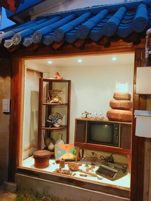A traditional Korean-style shop with a display of antiques and collectibles. - TREGA Museum Guesthouse (Jeonju)