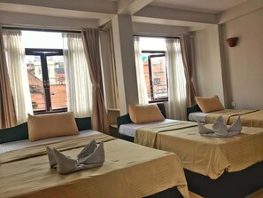 标准三人房 | 1 多间卧室、客房内保险箱、办公桌、免费 WiFi