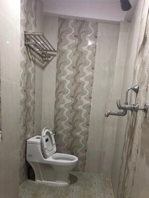 Quarto solteiro standard | Banheiro | Chuveiro, produtos de toalete grátis
