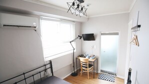 Desk, iron/ironing board (on request), free WiFi - Seoul Dalbit DDP Guesthouse (Seoul)