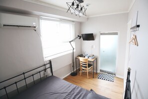 Basic Double Room, 1 Queen Bed, Non Smoking | Desk, iron/ironing board, free WiFi - Seoul Dalbit DDP Guesthouse (Seoul)