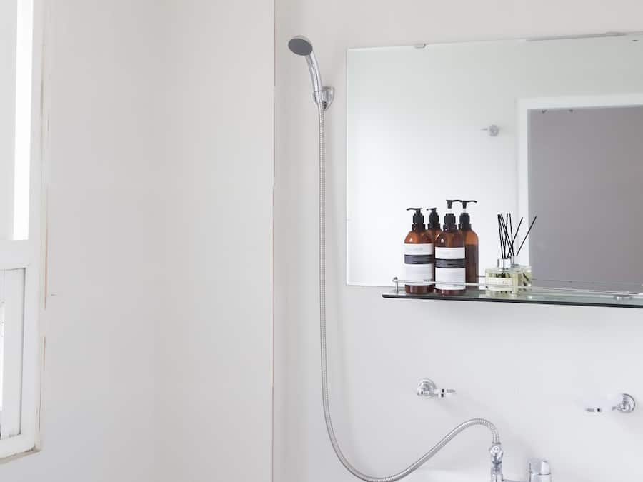 Quarto quádruplo básico, várias camas, para não fumantes | Banheiro | Chuveiro, produtos de toalete grátis, secador de cabelo