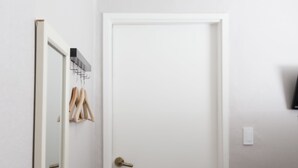 Desk, iron/ironing board (on request), free WiFi - Seoul Dalbit DDP Guesthouse (Seoul)