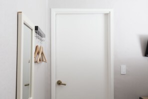 Basic Twin Room, 1 Bedroom, Non Smoking | Desk, iron/ironing board, free WiFi - Seoul Dalbit DDP Guesthouse (Seoul)