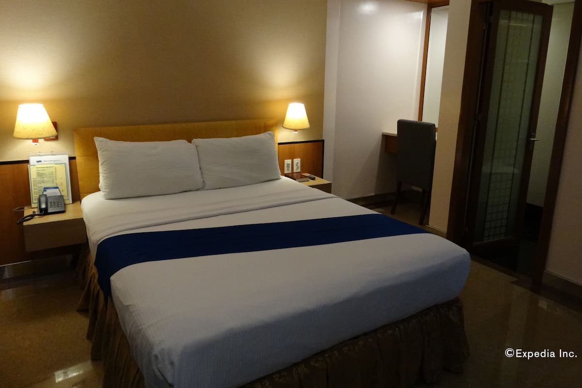 Deluxe kamer, 1 queensize bed | Een bureau, extra bedden, gratis wifi, beddengoed