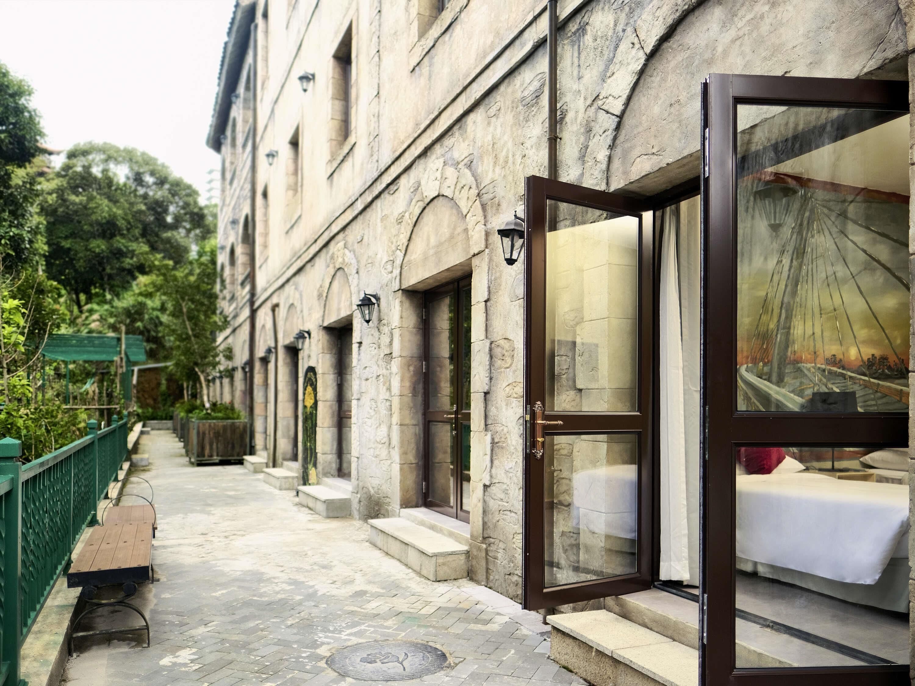 Habitación básica (1 King Bed and 1 Single Bed) | Caja de seguridad en la habitación, muebles diferentes y escritorio 