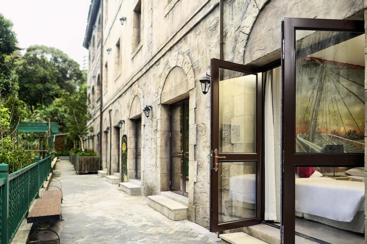 Habitación básica (1 King Bed and 1 Single Bed) | Caja de seguridad en la habitación, muebles diferentes y escritorio