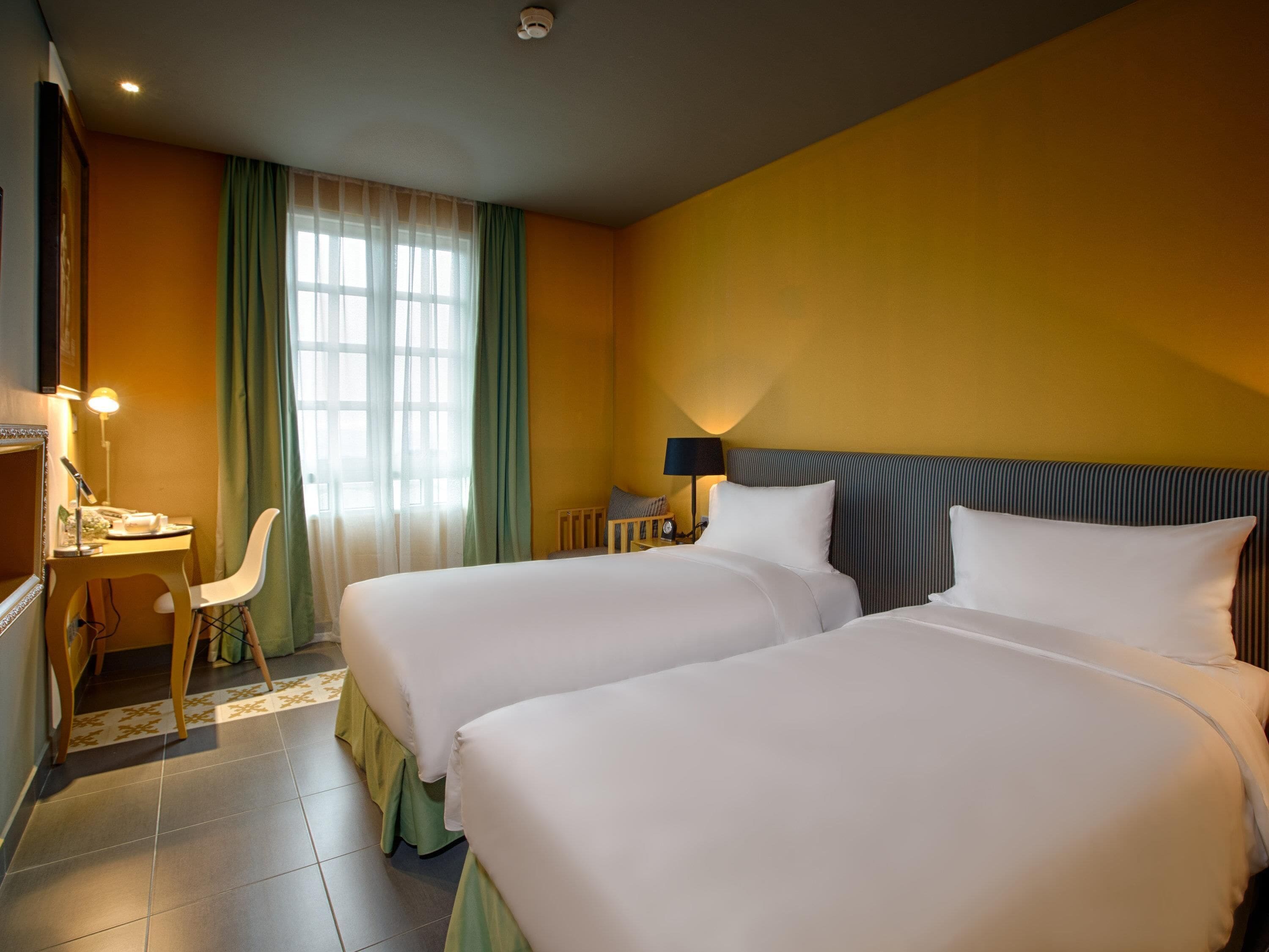 Standardrum (with Twin Beds) | Värdeförvaringsskåp på rummet, unika möbler och skrivbord