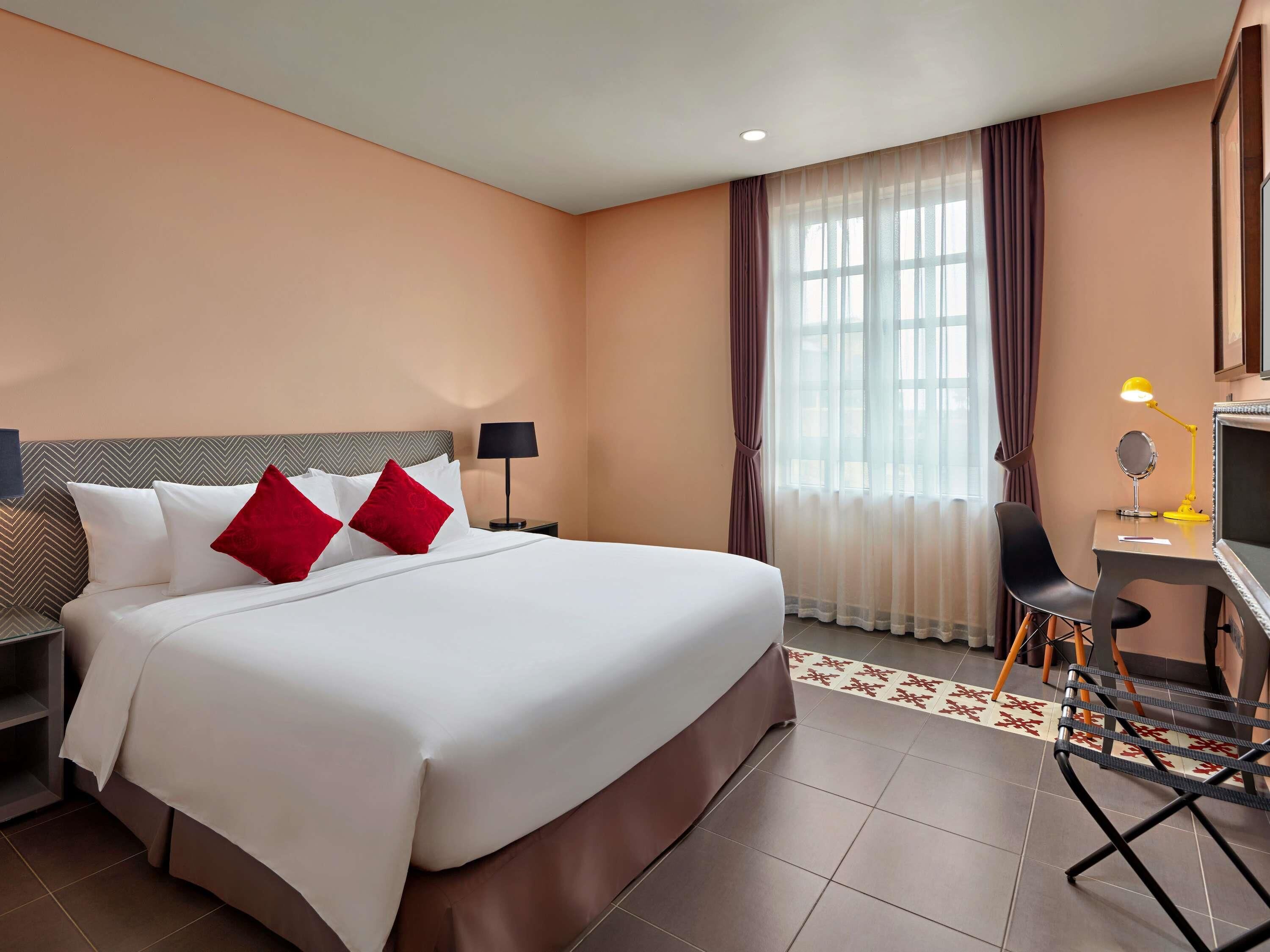 Standard Room, 1 King Bed | In-room safe, individually furnished, desk, laptop workspace