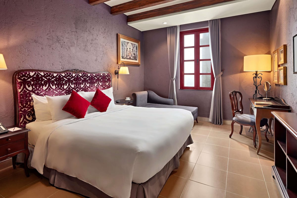 Deluxe kamer, 1 kingsize bed | Een kluis op de kamer, een bureau, een laptopwerkplek