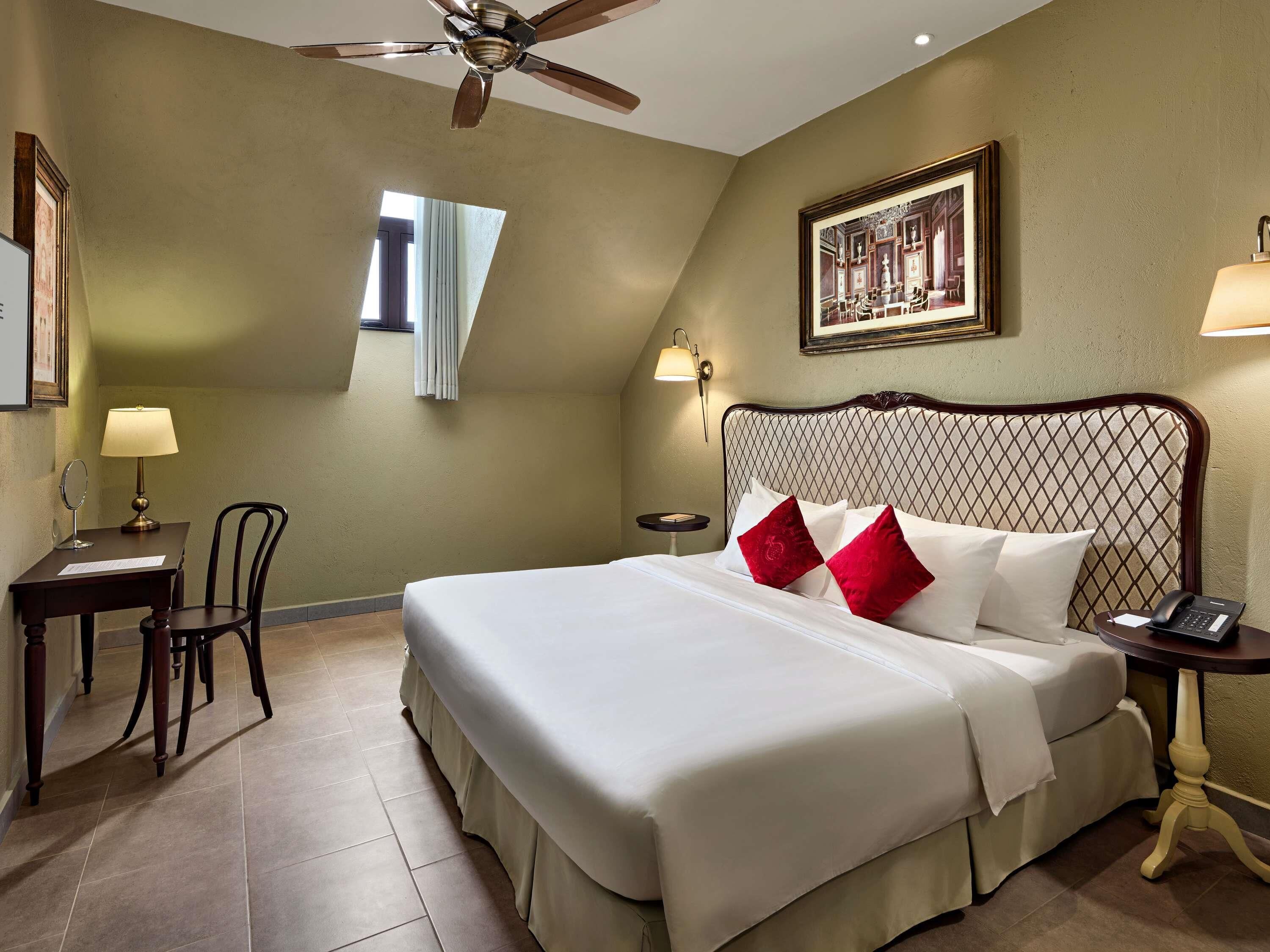 Attic room with King Size Bed - No view | In-room safe, individually furnished, desk, laptop workspace