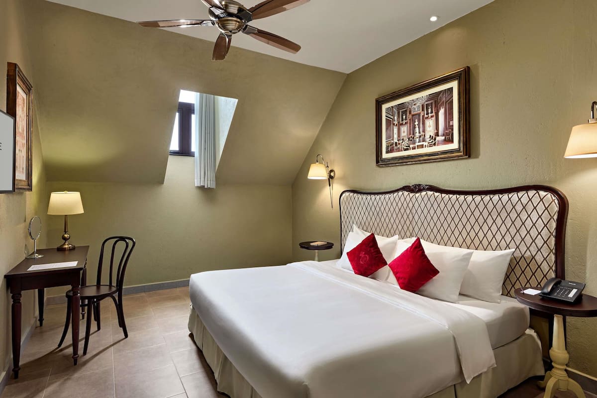 Attic room with King Size Bed - No view | 1 bedroom, in-room safe, individually furnished, desk